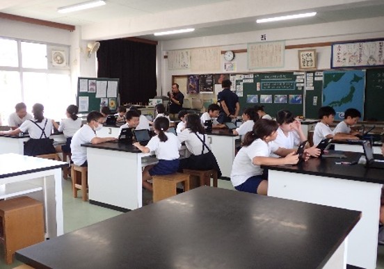 NPO法人ひっ翔べ！奥さつま探検隊 「川内川水防災河川学習プログラム」の小学校の授業風景撮影