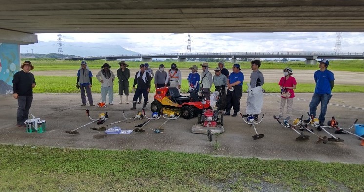 笹尾川水辺の楽校運営協議会 水辺の楽校除草作業