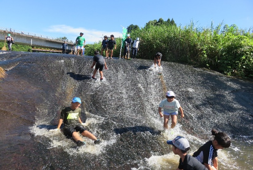 NPO法人水と地球 みんなで宮人川をきれいにしよう！　岩盤の滑り台