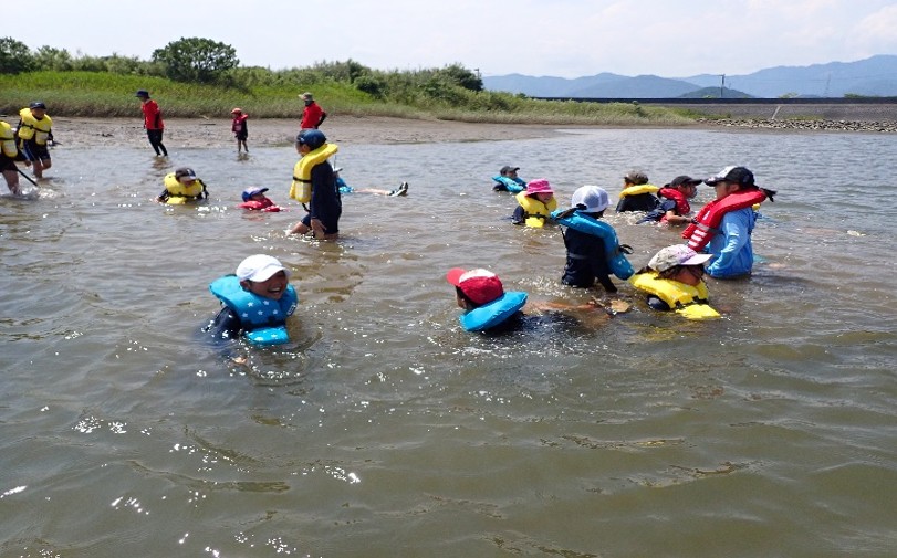 NPO法人五ヶ瀬川流域ネットワーク 干潟の生き物観察・ライフジャケット着用体験