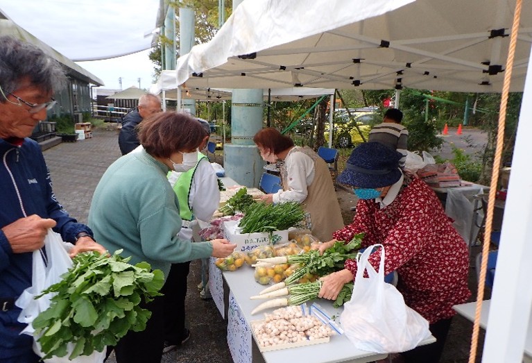 NPO法人五ヶ瀬川流域ネットワーク 東海さるく　地元住民による野菜やお惣菜の販売