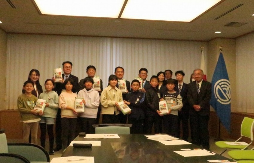 NPO法人アザメの会 5年生　子ども食堂へ米贈呈