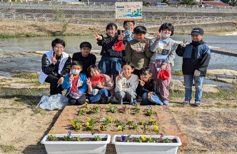 田川ふるさと川づくり交流会 彦山川河川敷　小学生　花壇の植栽　