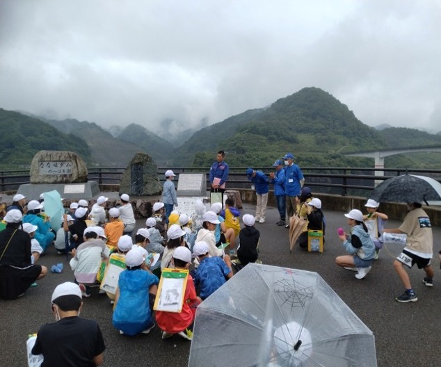 ななせ交流会 小学生へダムでの事業説明